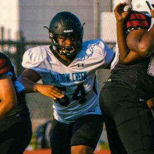 lineman breaking through offensive line
